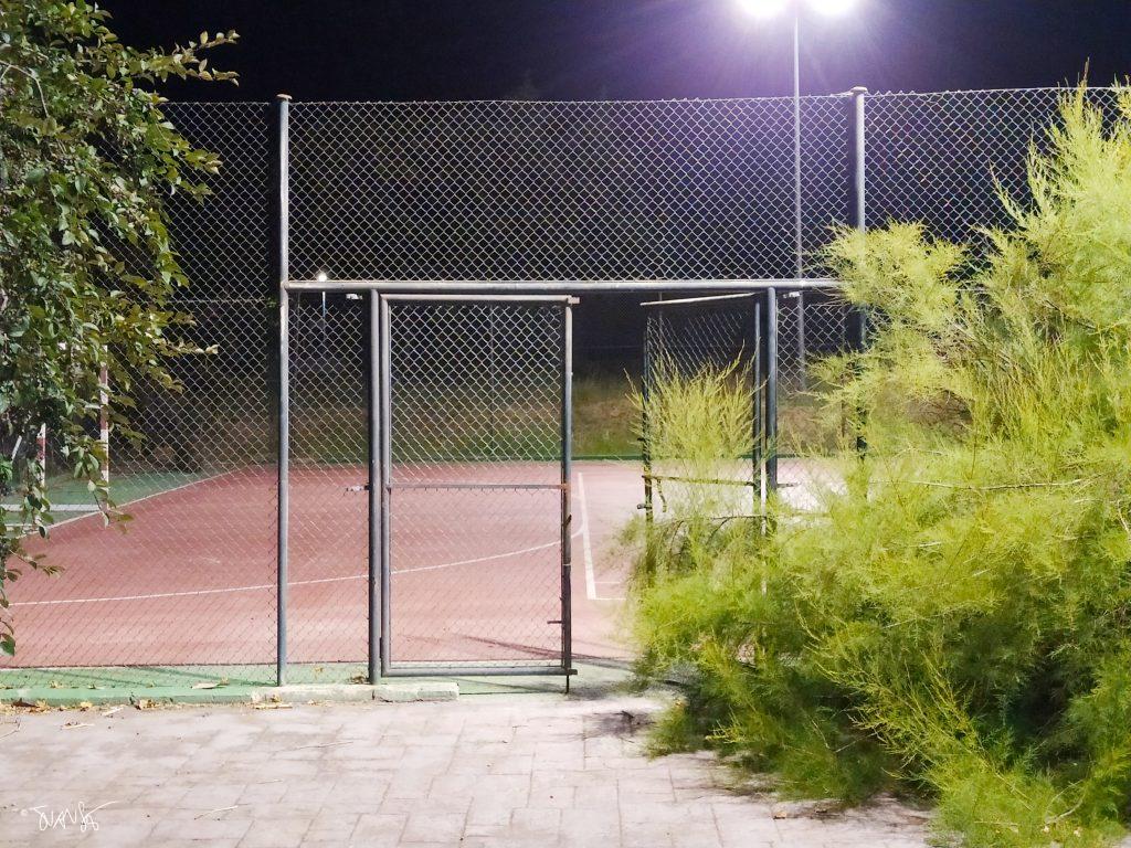 Puerta de acceso a pista de basket en la urbanización Miraval. Alalpardo - Madrid. Spain