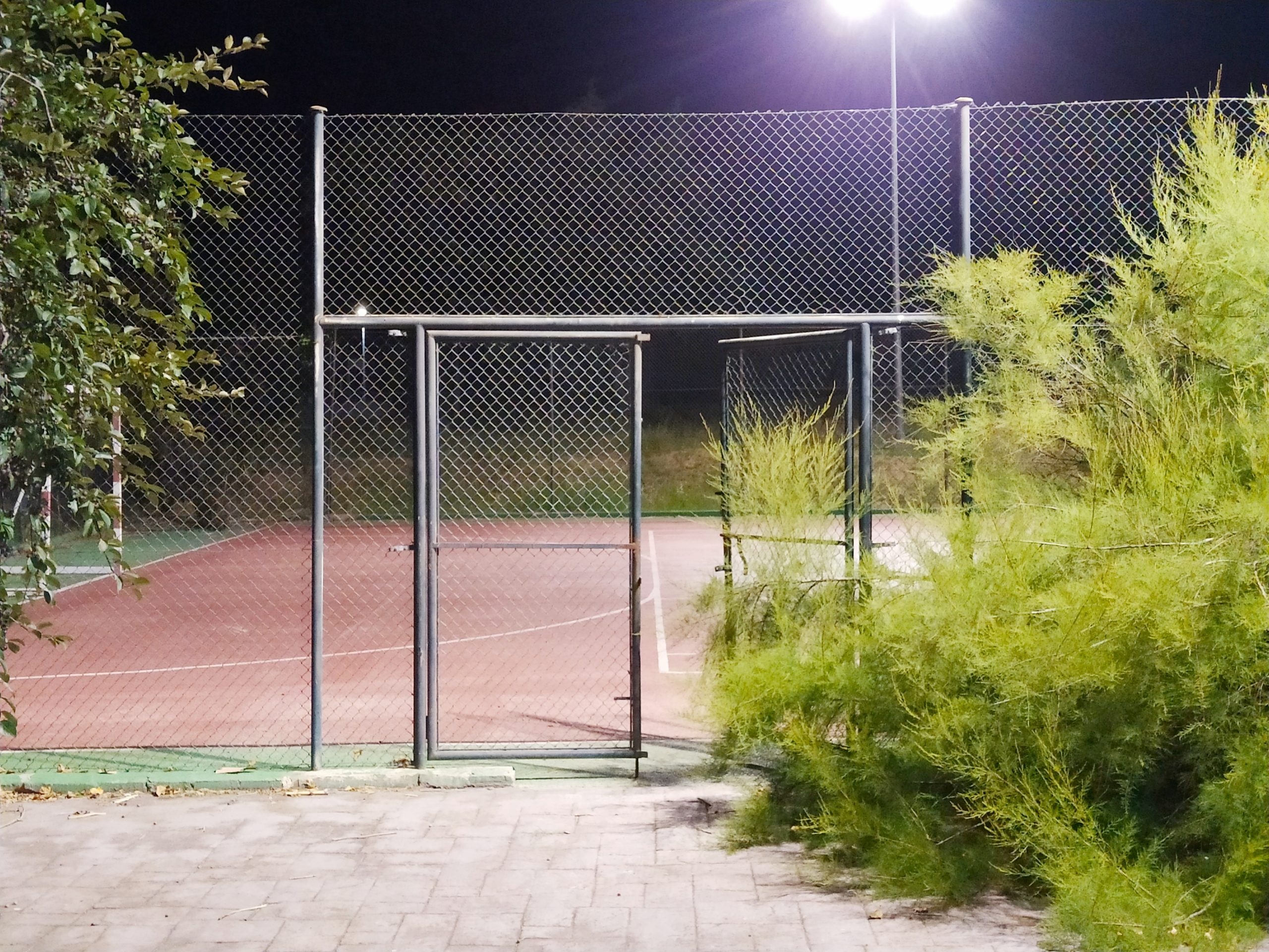 Puerta de acceso a pista de basket en la urbanización Miraval. Alalpardo - Madrid. Spain