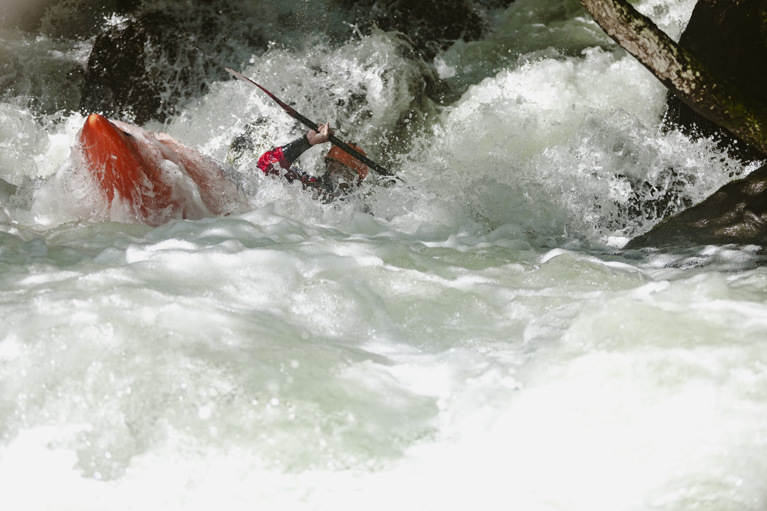 Saliendo de las Fuentes (Vº). Río Piqueras. Descenso en piragua. XX competición de Kayak extremo. 24 de julio de 2022.
© Juan San Sebastián. Todos los derechos reservados.